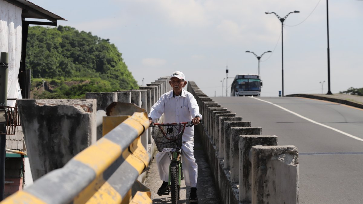 Ampliar. Los usuarios solicitan que estas zonas sean más amplias, para que la gente pueda circular. Son muy estrechas. También que arreglen el piso y las barreras de protección.