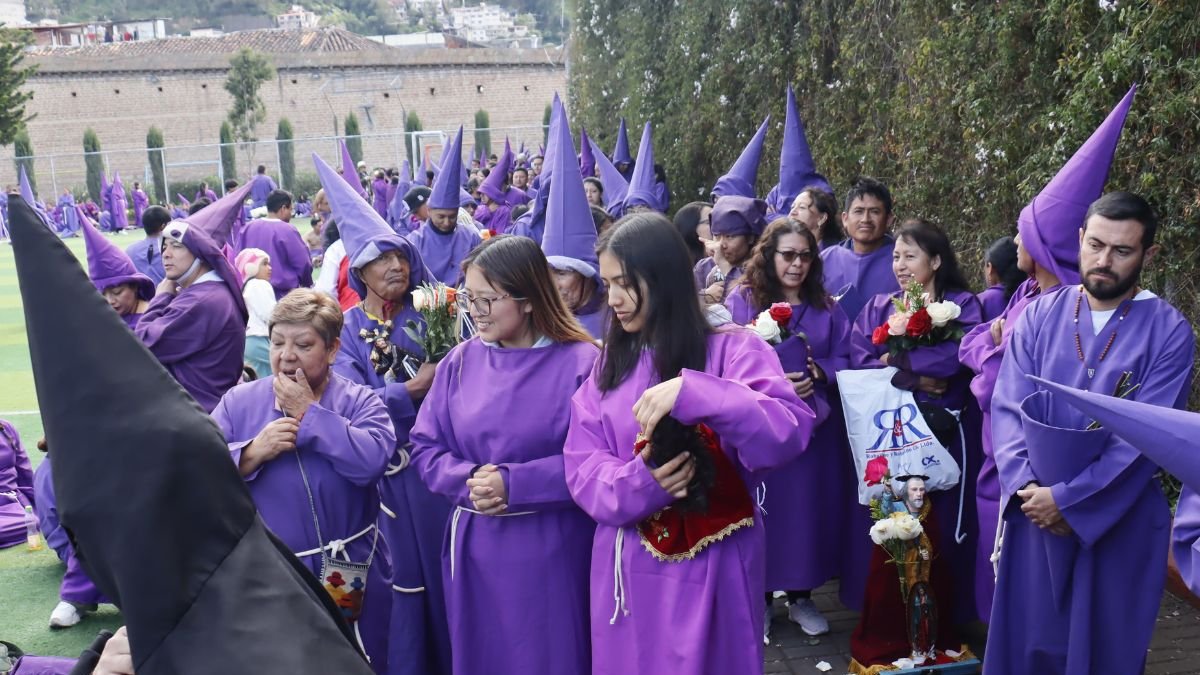 Cucuruchos en procesión Jesús del Gran Poder.