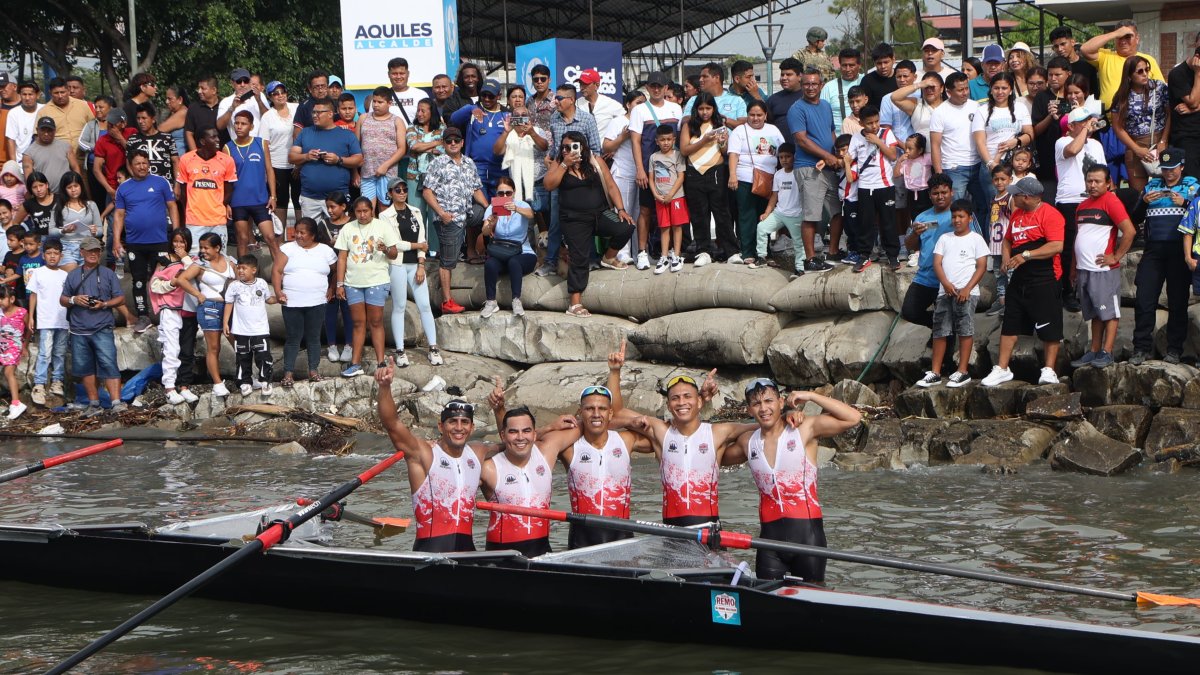 Los integrantes del equipo tricampeón del club Abogado Manuel Calle celebrando en la orilla de Posorja.