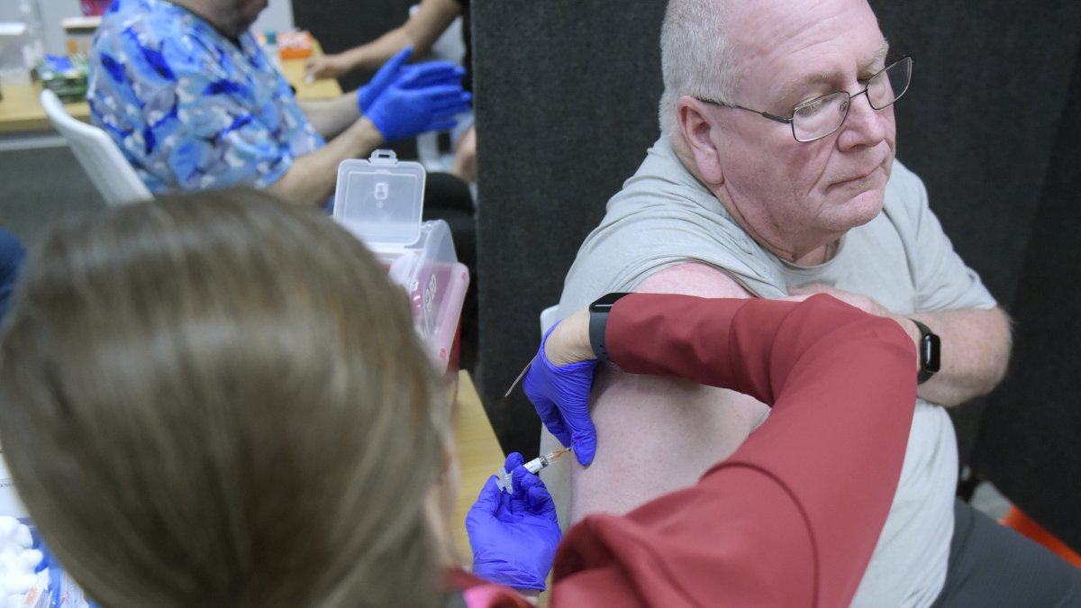 Fotografía de archivo de una persona recibiendo una vacuna , en Lubbock, Texas, EE. UU., 01 de marzo de 2025.EFE/ANNIE RICE