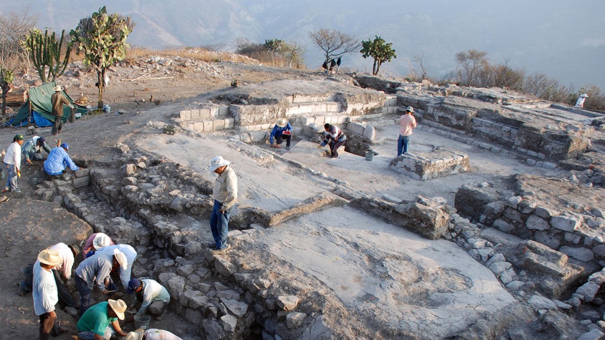 Excavaciones en el yacimiento de El Palmillo, Valle de Oaxaca, México.