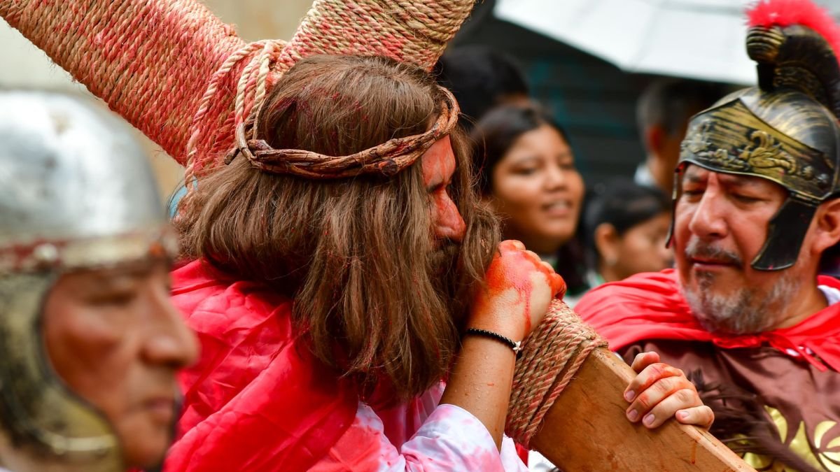 El viacrucis de San Agustín realiza su recorrido en el centro de Guayaquil.