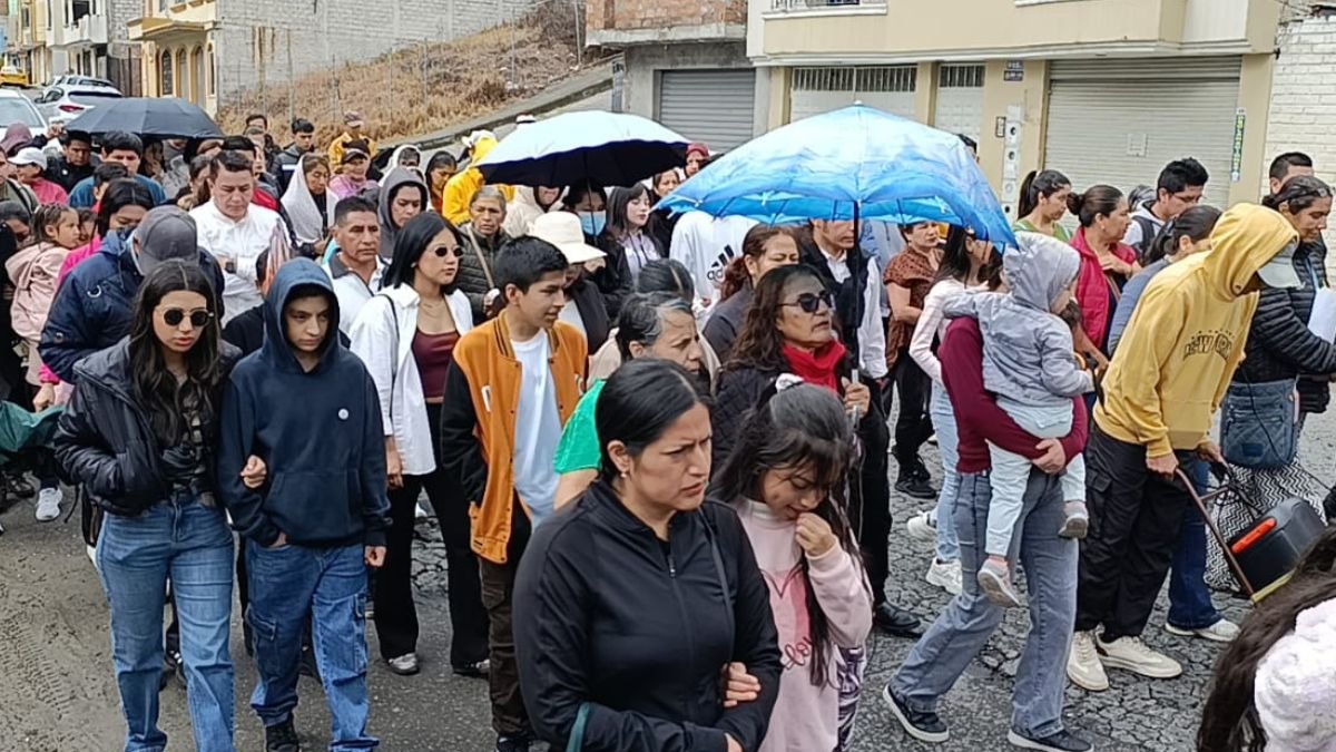 Los ciudadanos del barrio Pedestal, en la ciudad de Loja, realizaron un viacrucis.