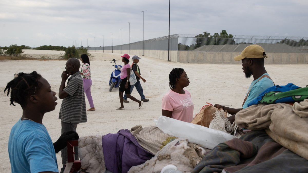 Haitianos cruzando el ingreso fronterizo hacia República Dominicana para comercializar productos, en Pedernales (República Dominicana).