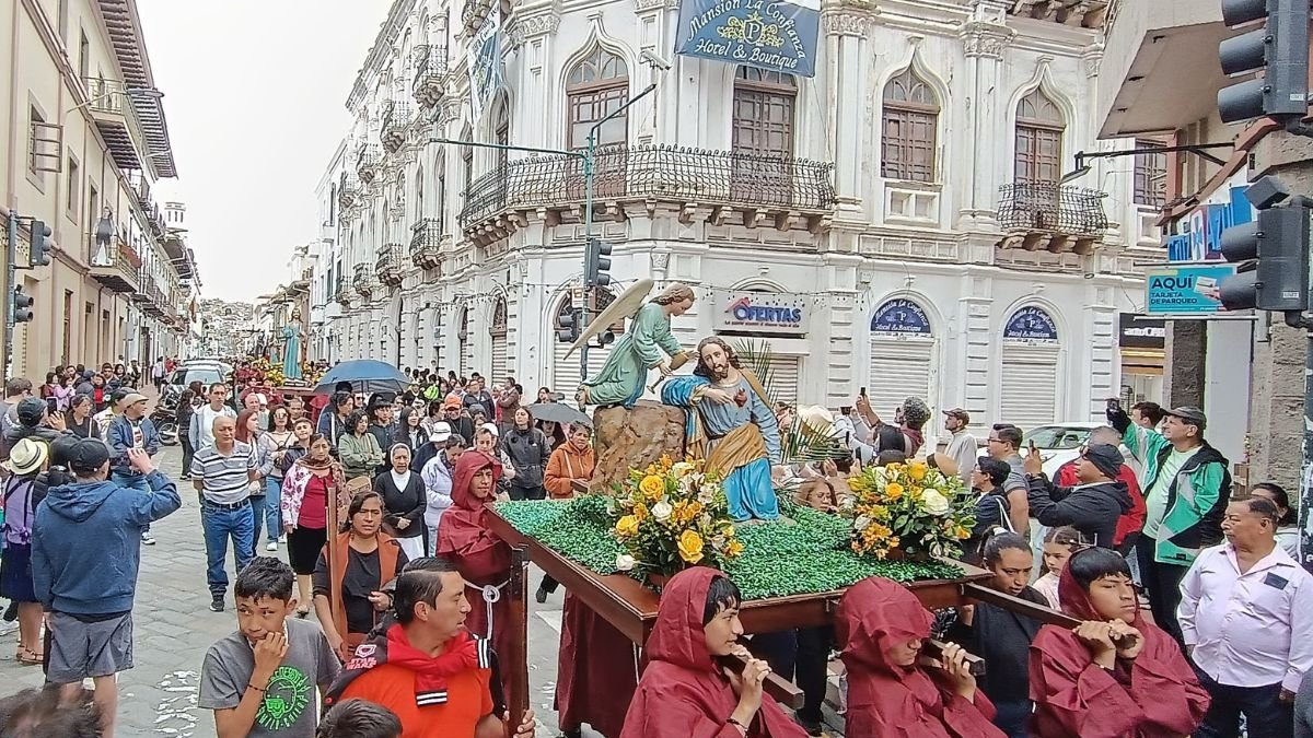 Viacrucis en Cuenca convocó a decenas de ciudadanos.