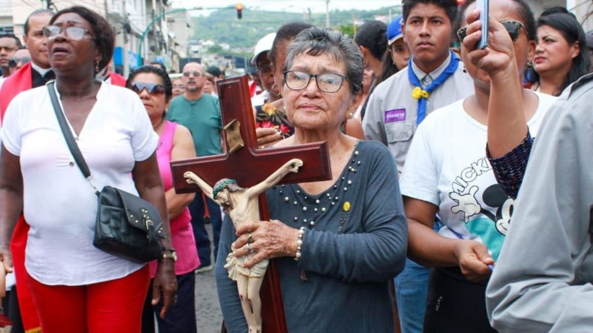 Devotos asistieron al viacrucis en Esmeraldas.