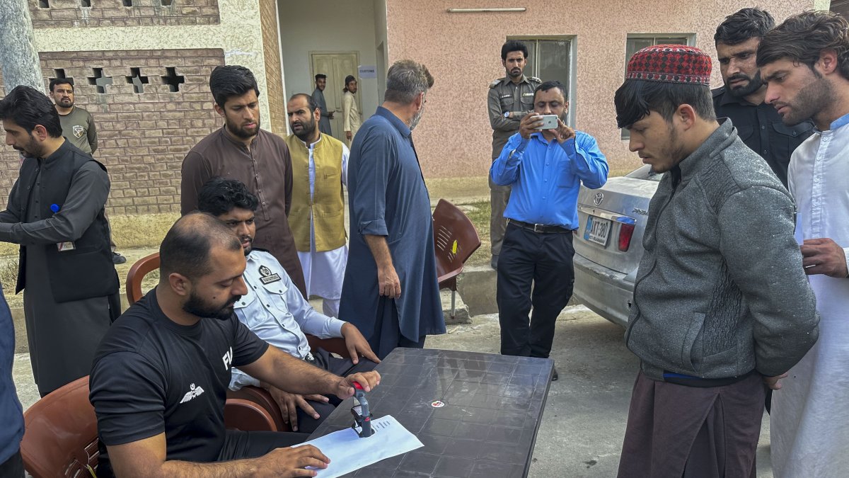 Resignados pero en calma llegaron a los centros de detención en Peshawar, Pakistán, los primeros afganos que fueron arrestados por las autoridades paquistaníes