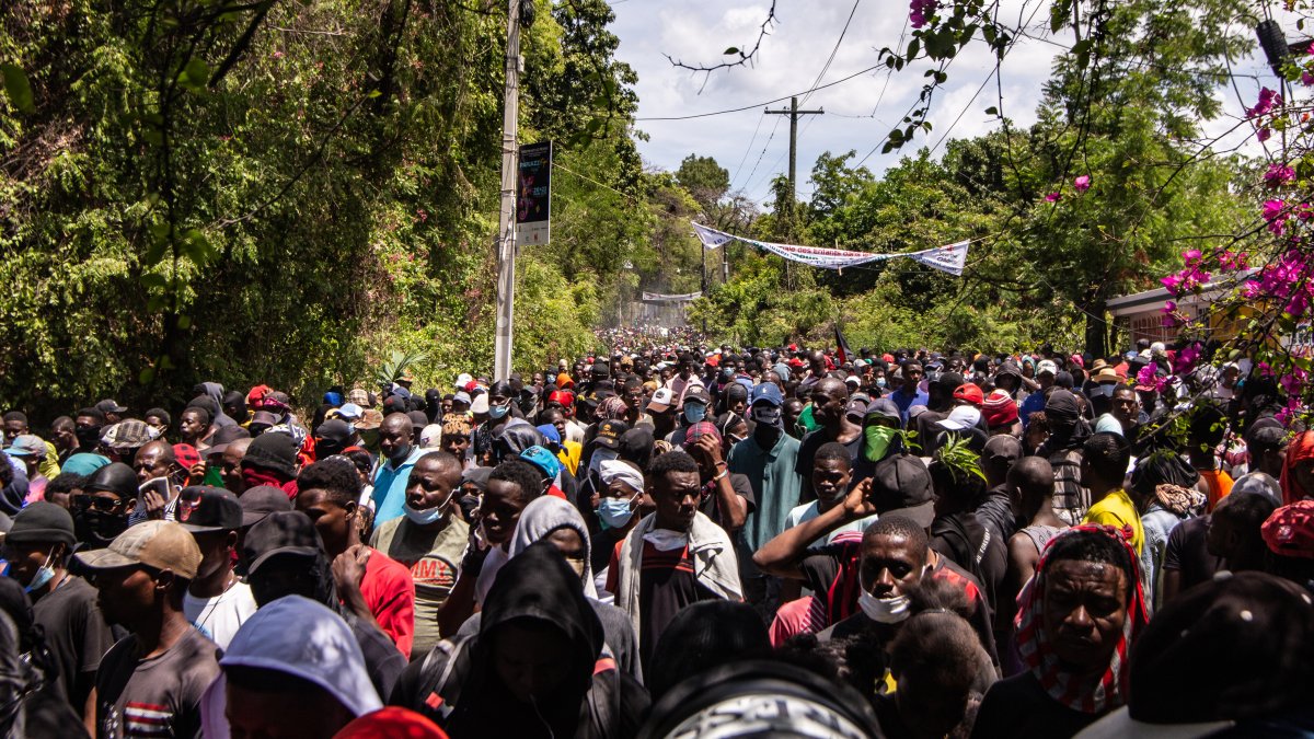 Personas participan en una manifestación en la que exigen a las autoridades medidas para hacer frente a la creciente ola de violencia