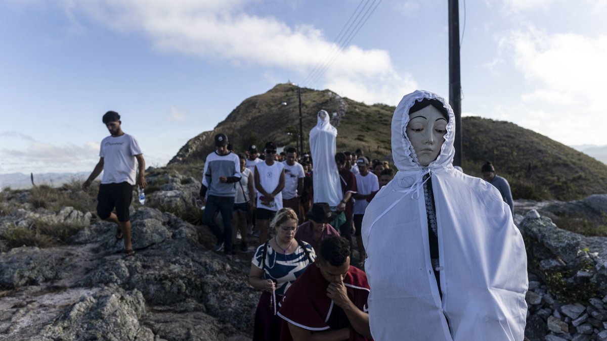 Personas participan durante la tradicional procesión al santuario del Monte Santo