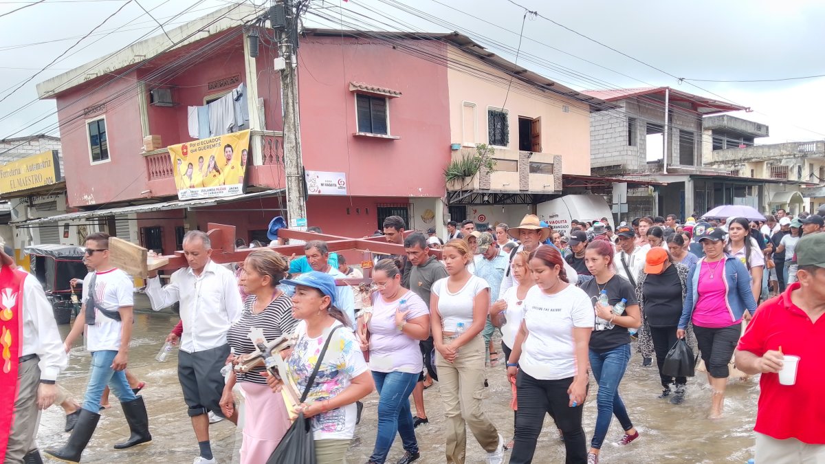 Los feligreses de El Laurel tuvieron que usar botas para la procesión.