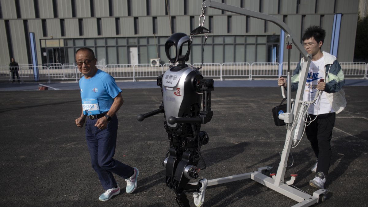 Un humanoide se prepara para participar en una media maratón.