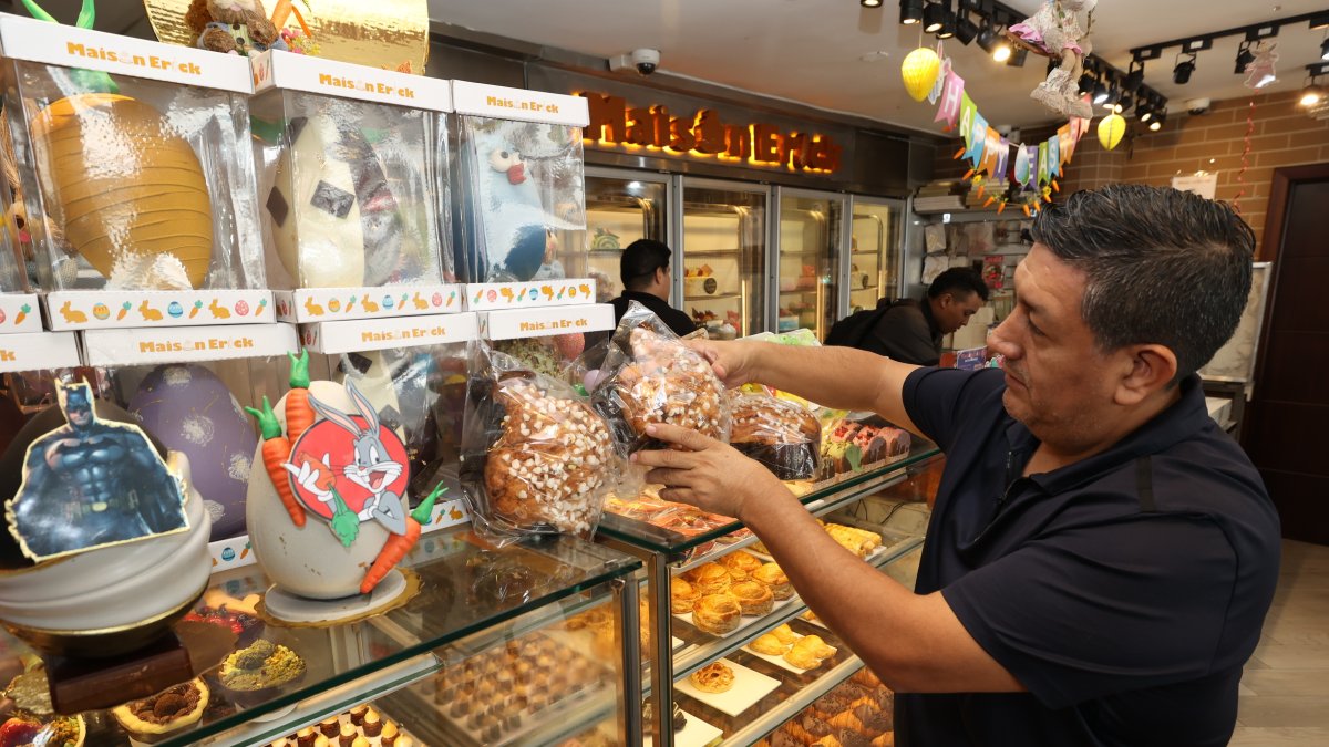 Pastelería. Panadería y Pastelería Erick ofrece los huevos de Pascua de tamaño gigante y el típico pan de Italia que se come en esta fecha.