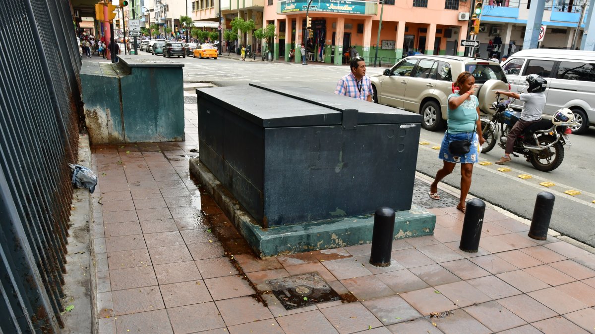 Situación. Ciudadanos denuncian que caminar por los alrededores del parque La Victoria es “insoportable”, debido a su uso como baño público.