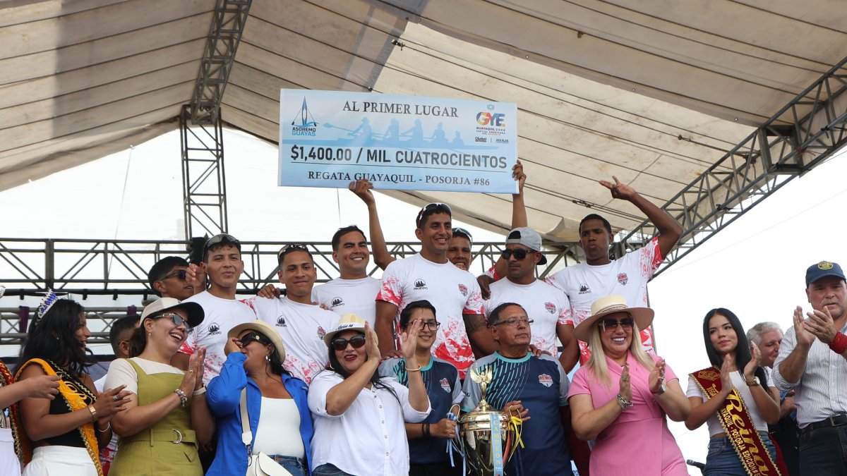 Los integrantes de la yola del club Ab. Manuel Calle en lo más alto del podio, recibieron durante la premiación un trofeo y un cheque de $ 1.4000 dólares.