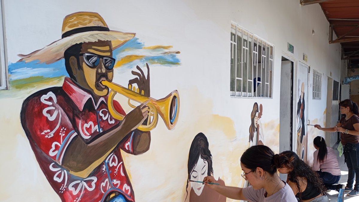 Playas. Los artistas con sus pinturas expresan su arte.