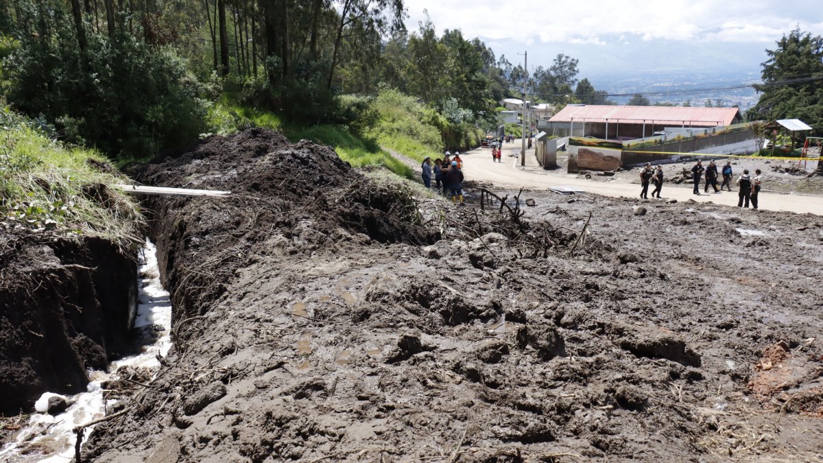 Daño. La vía quedó con lodo tras el desborde de quebrada Los Arupos