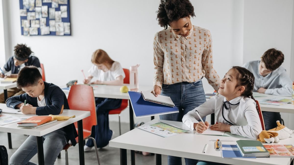Docentes. Las instituciones superiores tienen el objetivo de formar profesionales en pedagogía en distintas áreas de conocimiento y emocionales.