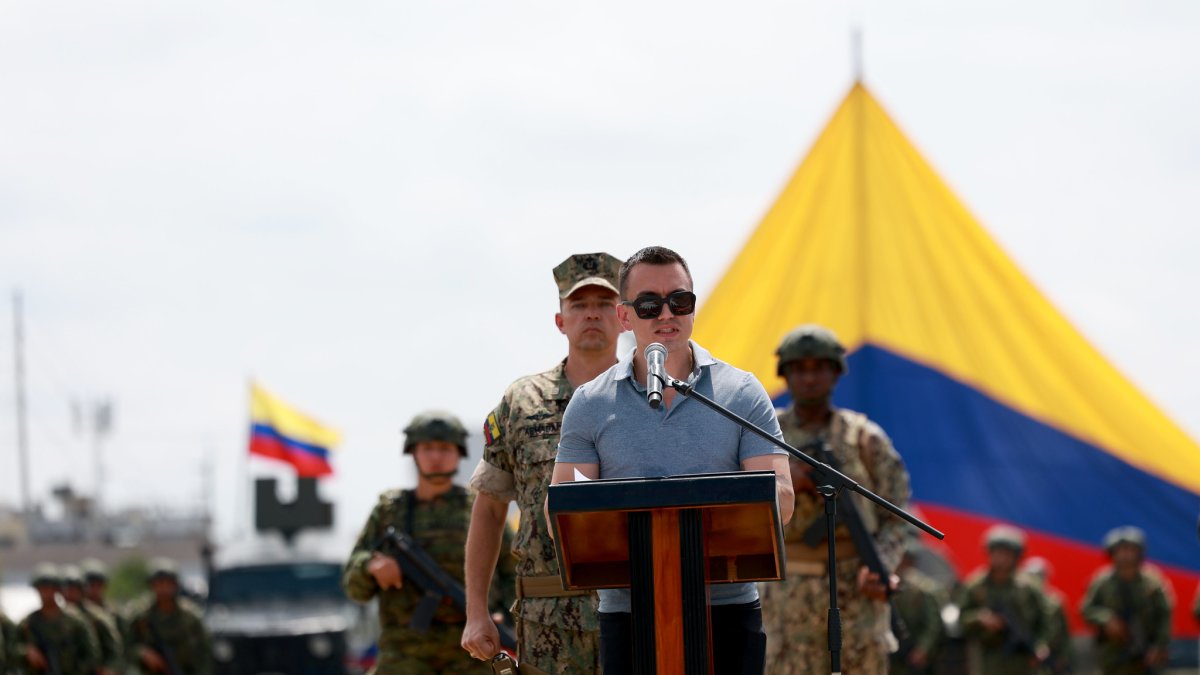 El presidente Daniel Noboa es uno de los objetivos de los atentados, según la inteligencia militar.