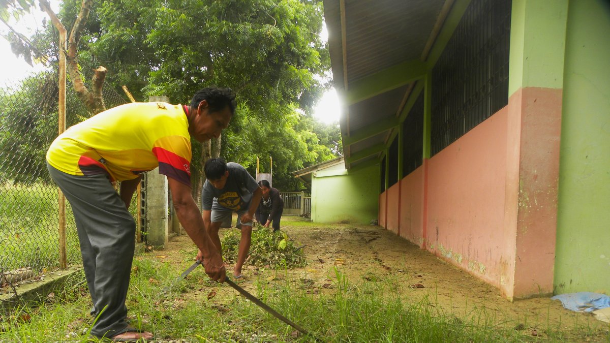 Madres y padres de familia limpiaron la escuela Juan Gómez, en Libertador Bolívar, para que sus hijos puedan empezar clases a tiempo.