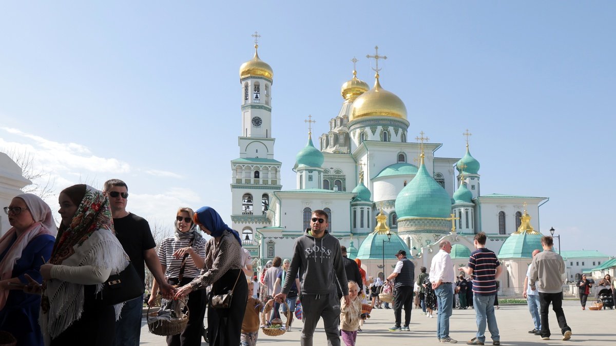 Rusos ortodoxos visitan el Monasterio Nuevo Jerusalén en Istra, en la región de Moscú, durante la víspera de la Pascua ortodoxa.