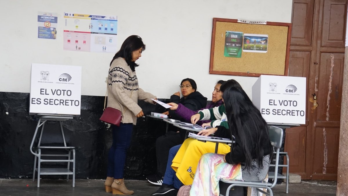 En las elecciones de segunda vuelta, el CNE prohibió portar el celular en mano y fotografiar el voto.