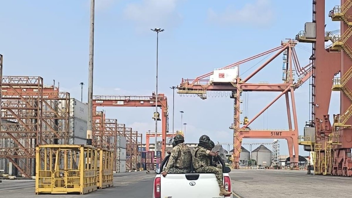 En Ecuador, militares y policías intensificaron los controles, después de que el Ministerio de Gobierno informara que el país se encuentra en alerta máxima.