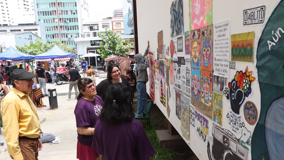 El colectivo Conciencia Positiva organiza ferias y actividades culturales en la Zona Rosa, en el centro de Guayaquil.