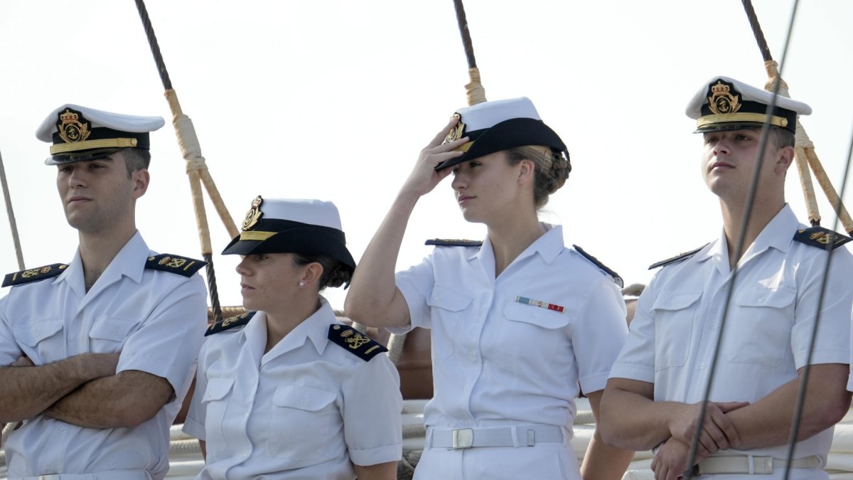 La princesa Leonor desde la cubierta del Juan Sebastián Elcano durante su llegada al puerto del Callao, en Perú.