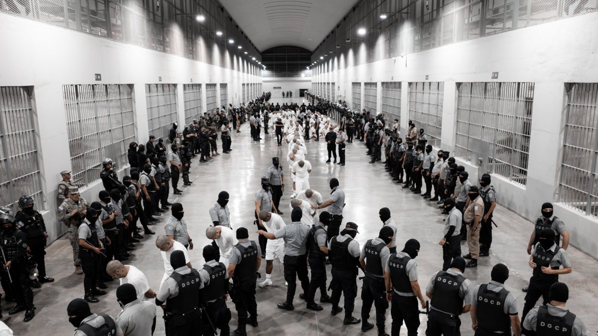 Guardias del Centro de Confinamiento del Terrorismo (Cecot) de El Salvador durante el ingreso de ciudadanos venezolanos, deportados desde EE.UU. y acusados de pertenecer al Tren de Aragua.