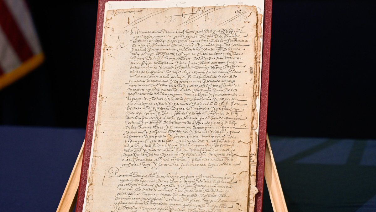 Fotografía sin fecha cedida por la Fiscalía de distrito de Manhattan del manuscrito 'Hernandarias'.