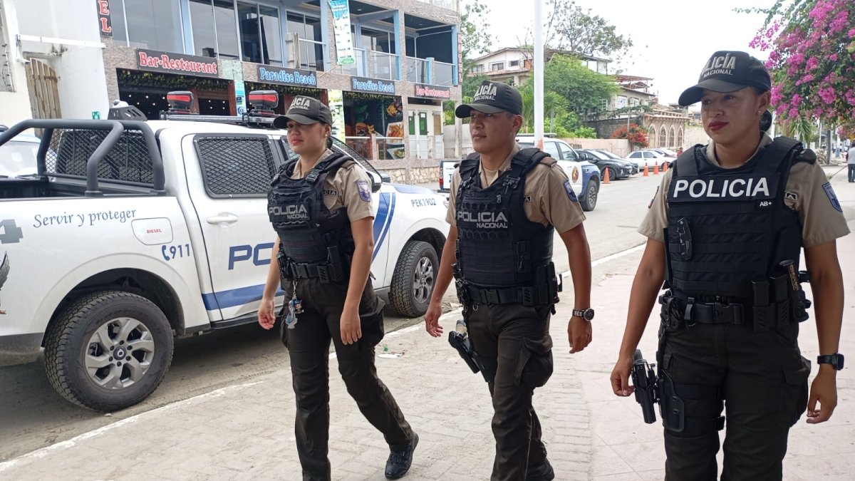 Miembros de la Policía Nacional patrullan sectores como el Malecón de Playas, donde hace un par de meses se cometió un sicariato contra alguien que se bañaba en el mar.