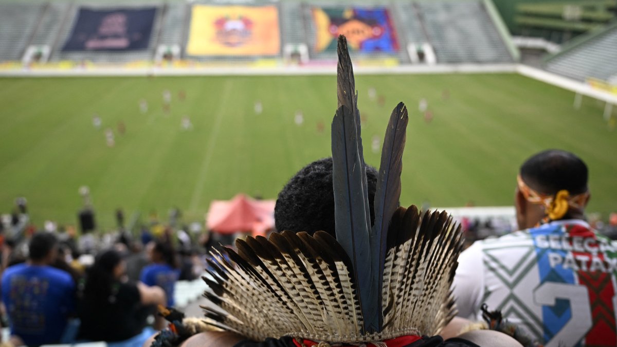 Tanto jugadores como hinchas en las gradas del primer torneo indígena nacional de Brasil acudieron con la indumentaria que regularmente usan, solo que con adaptaciones.