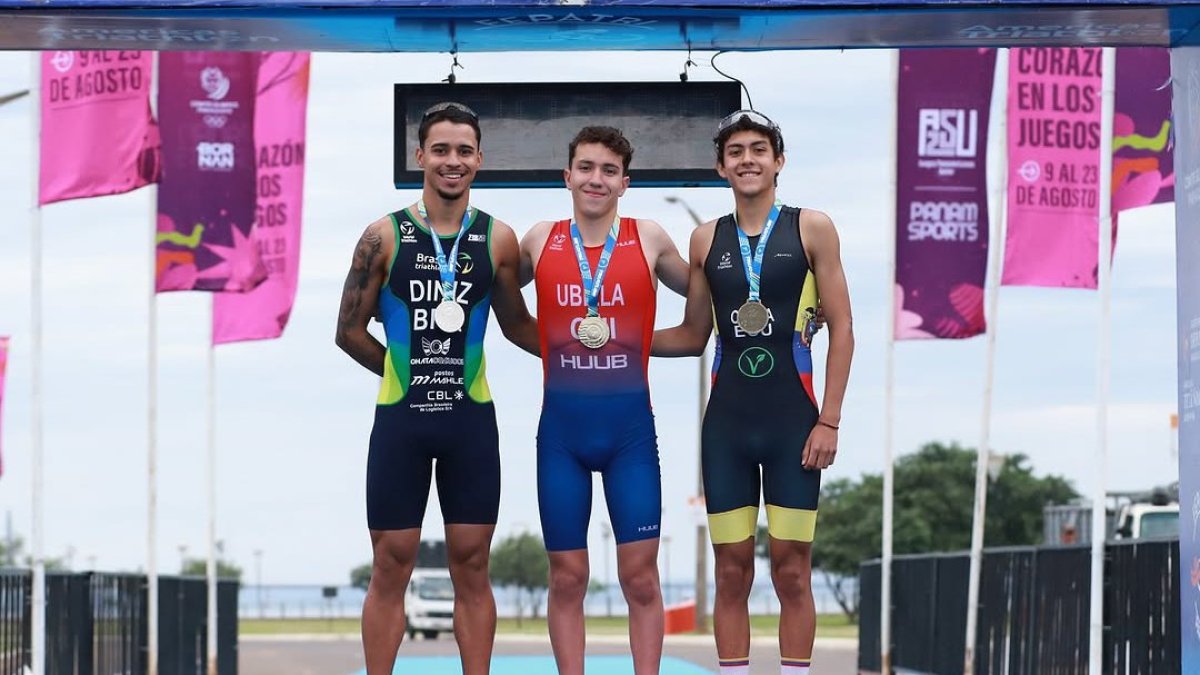 El joven triatleta ecuatoriano Thomas Chica (d), junto a los mejores del continente.