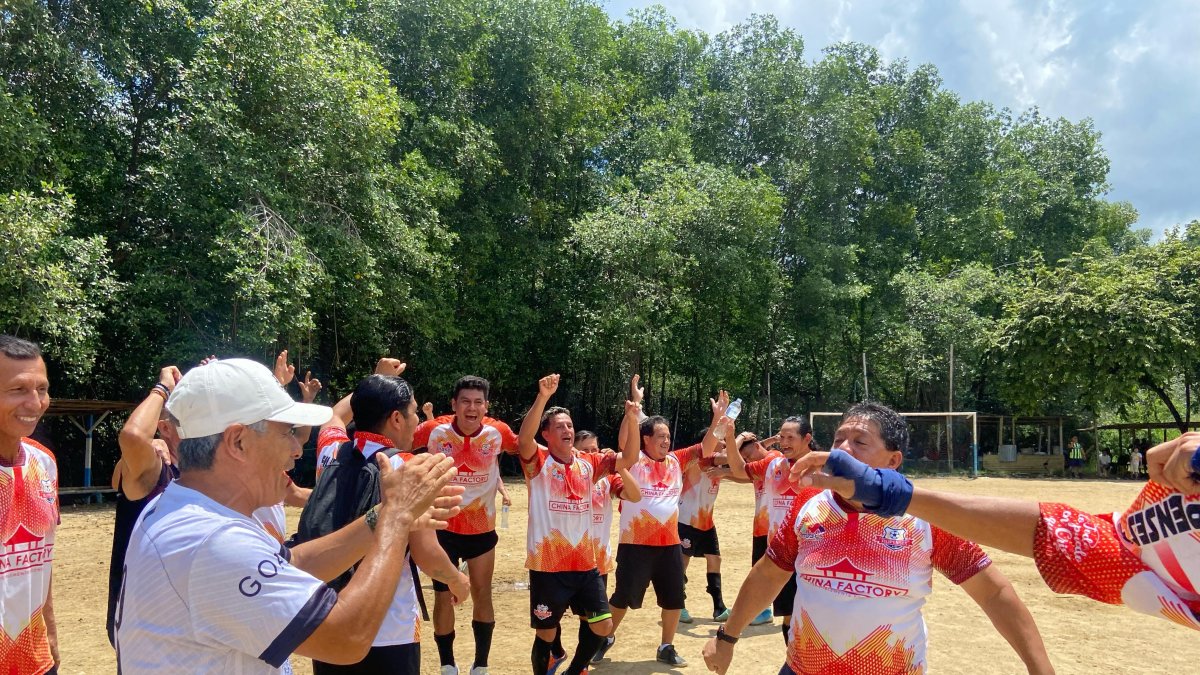 Los jugadores de Filipenses 4:13 dando la vuelta olímpica. Fue su primer festejo como campeón.