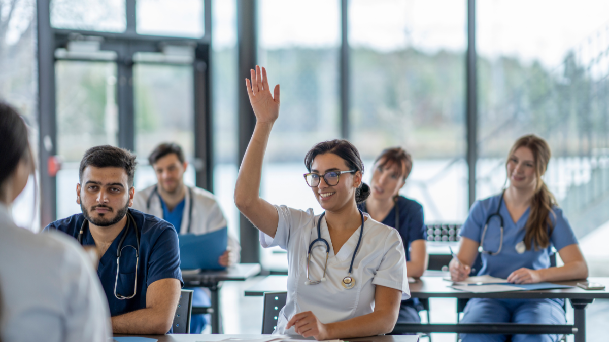 Estudiantes de medicina en laboratorio universitario, formándose en una de las carreras mejor pagadas en Ecuador en 2025.