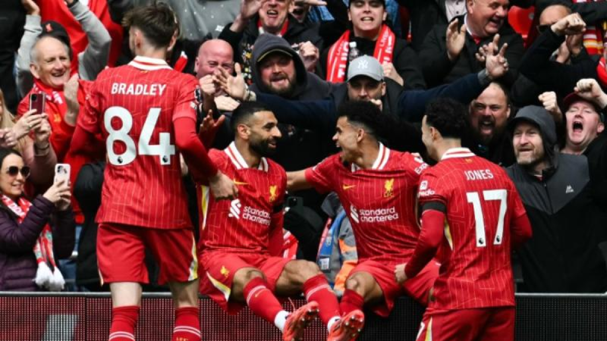 Jugadores de Liverpool en celebración de gol en la Premier League