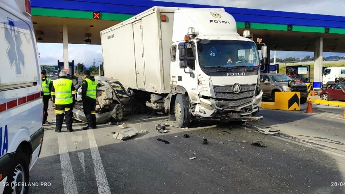 El siniestro de tránsito ocurrió justo en el peaje de Machachi.