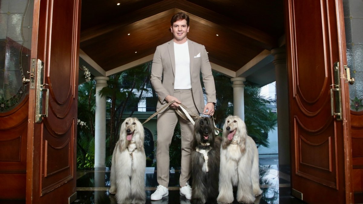 Chris junto a Victoria, Bella y Luna, galgos afganos que inspiran cada diseño de su marca B&V.