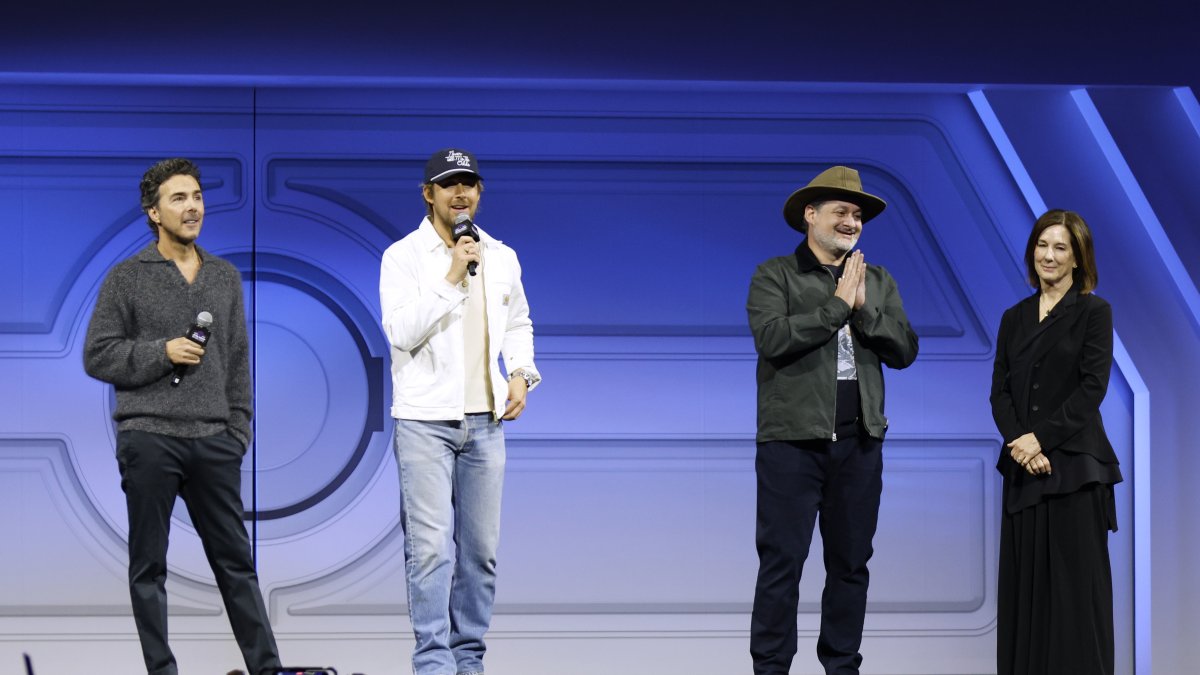 El director Shawn Levy, el actor Ryan Gosling, el director creativo de Lucasfilm Dave Filoni y la presidenta Kathleen Kennedy en la Star Wars Celebration Japan en Chiba, cerca de Tokio, Japón.