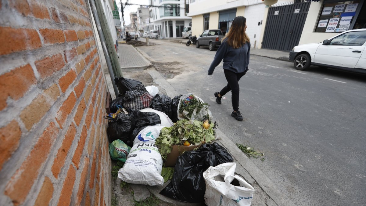Basura por doquier, es el panorama en Tumbaco, especialmente en el sector comercial.