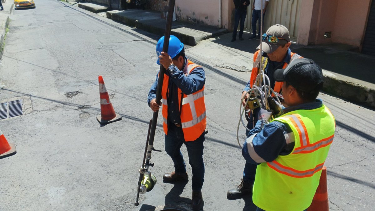 Con una cámara de poste que ingresa por el drenaje se revisa las conexiones domiciliarias.