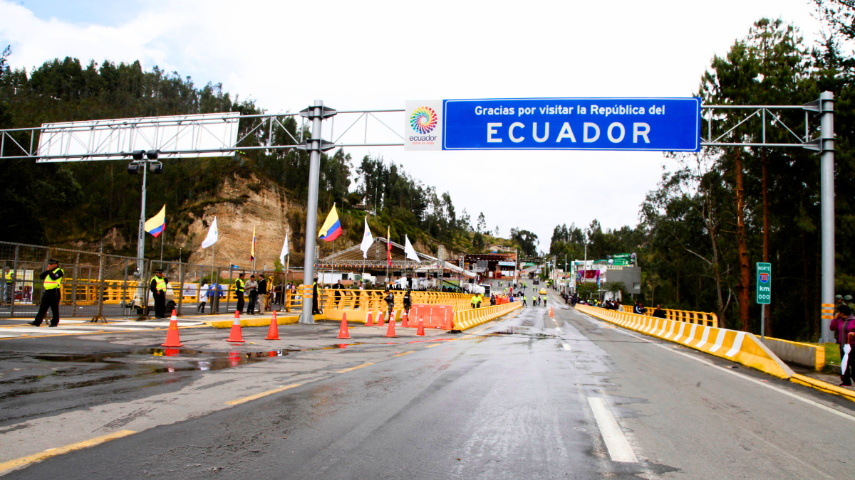 Viajeros cruzan el Puente Internacional de Rumichaca, en medio de la alerta por fiebre amarilla en Colombia.