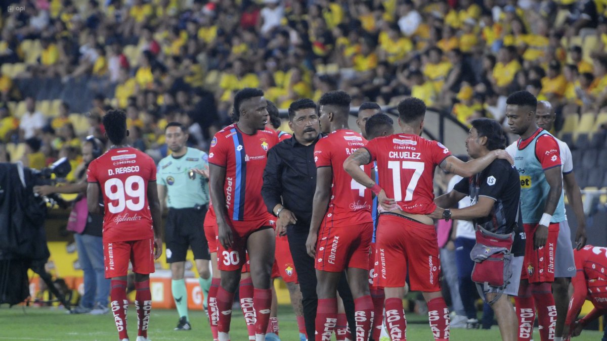 Omar Asad (c) da indicaciones a sus jugadores de El Nacional durante el partido contra Barcelona, disputado el viernes 18 de abril, que terminó en una derrota 1-0