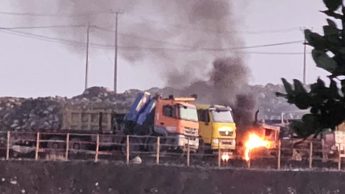 Los vehículos quemados por sujetos en una hidroeléctrica en el sur de Chile.
