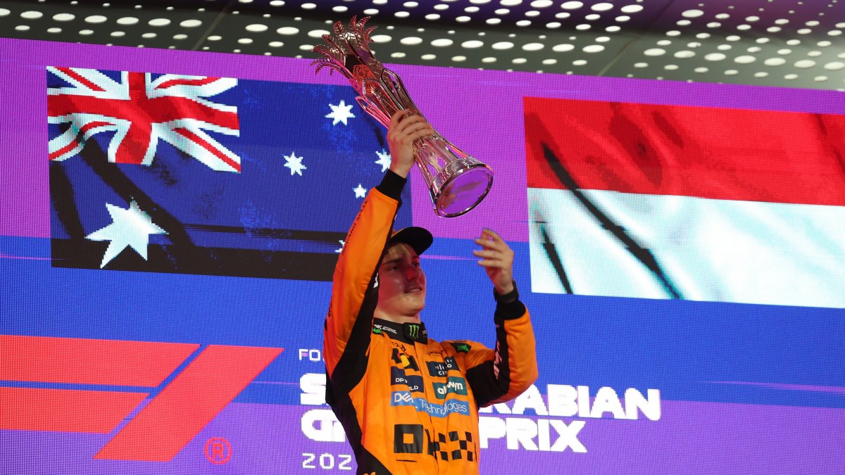 Piastri levanta el trofeo del Gran Premio de Arabia Saudita, el quinto de la temporada mundial de Fórmula 1.