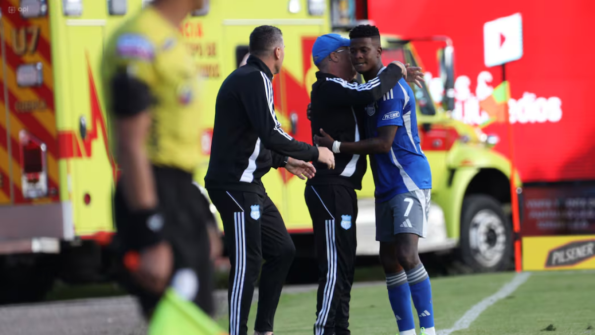 Jorge Célico (c) abraza a Washington Corozo en la victoria de Emelec sobre Deportivo Cuenca