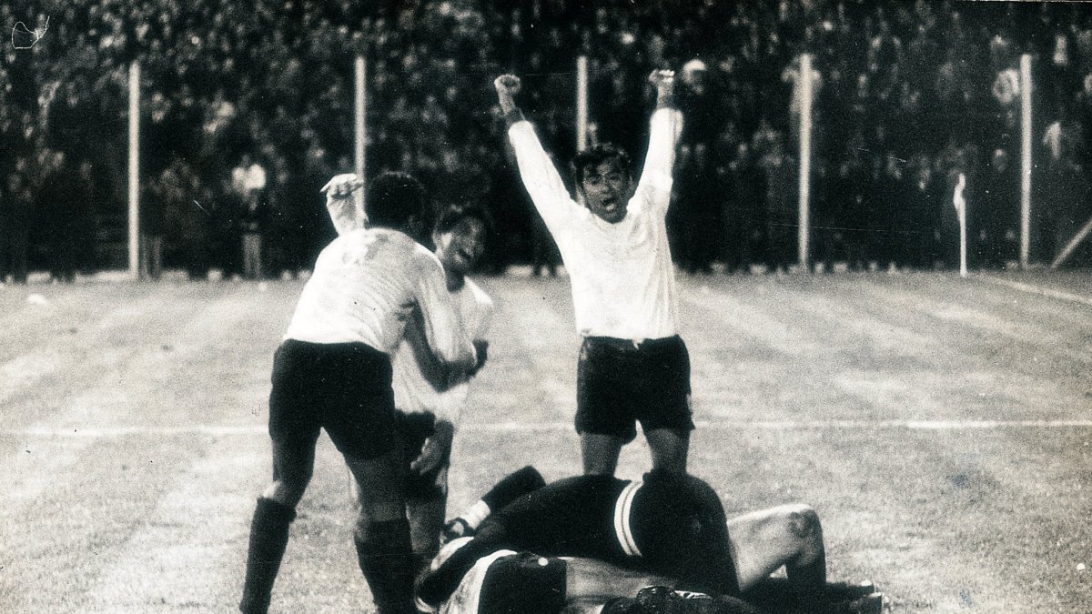 La plantilla torera fue a celebrar la victoria con el cura Juan Manuel Bazurco, autor del único gol en La Plata al 63’, tras asistente de Alberto Spencer.