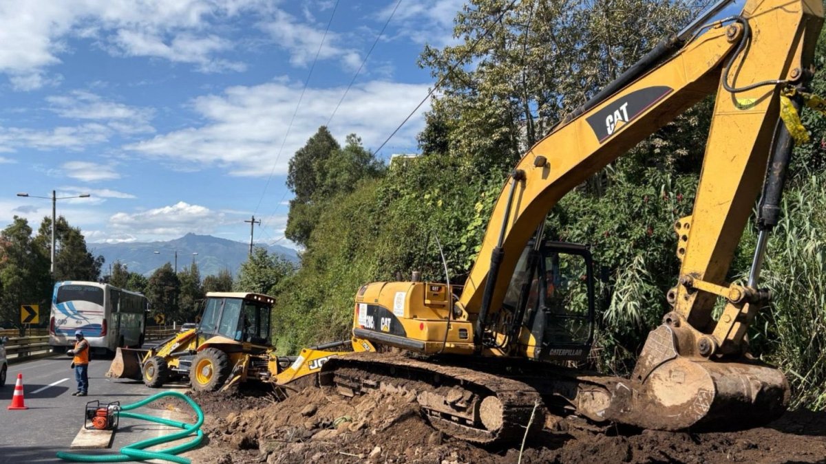 La maquinaria del Municipio quedó a un costado de la autopista Rumiñahui, tras la limpieza de la quebrada Chaupiurco.