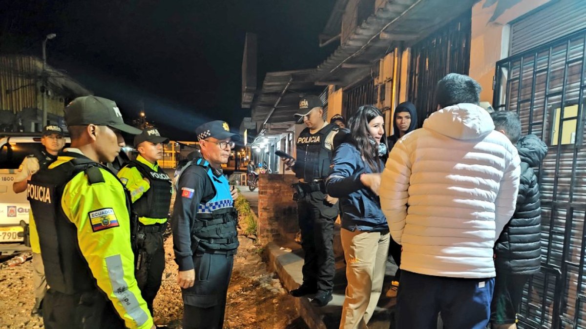 Los agentes y policías sancionaron y obligaron a retirarse a los libadores, quienes consumían licor en los exteriores de licorerías de los valles.