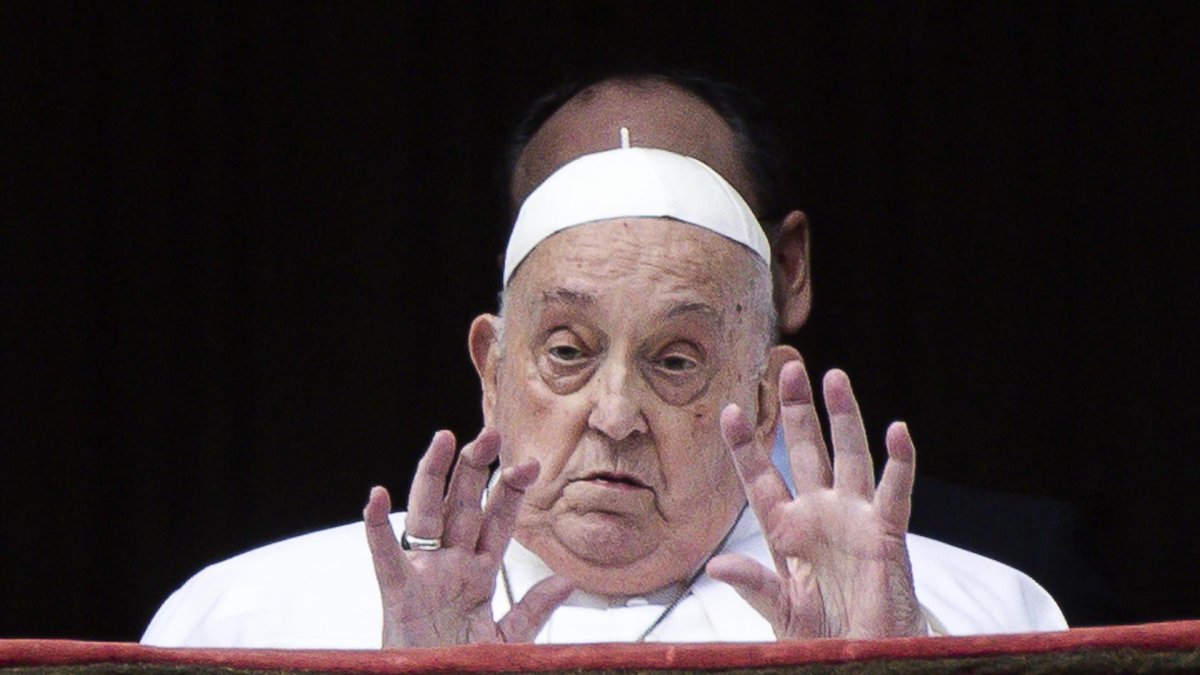 El papa Francisco durante su última aparición en el balcón de la basílica de San Pedro, donde dio la bendición Urbi et Orbi.